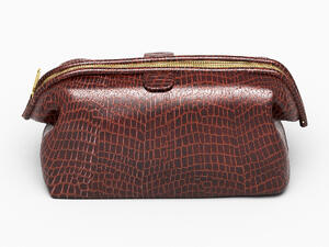 Alligator leather bags are in high demand in the fashion world, with price tags of tens of thousands of dollars and waiting lists over half a decade long, it's little wonder the big fashion houses are in a rush to get their hands on top-quality materials to speed up the process and make more sales.
