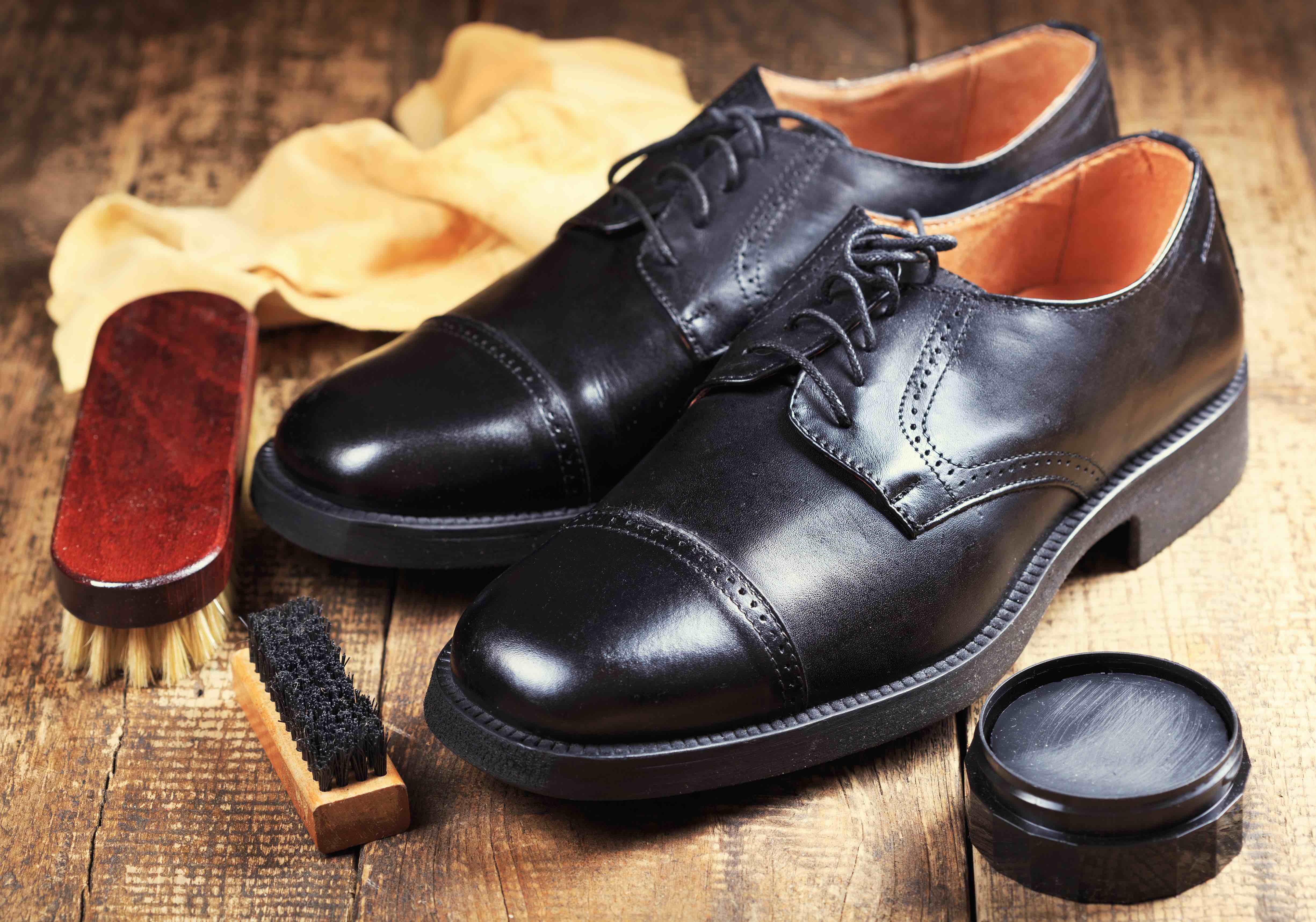 Ремонт мужской обуви. Начищенные ботинки. Мужская обувь. Обувь для мужчин. Начищенные туфли.